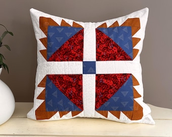 Funda de almohada acolchada hecha a mano: patchwork de algodón rojo, azul y dorado (20x20)