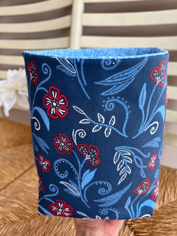 ハンドメイドの花柄ファブリックバスケット：ネイビーブルー＆レッド