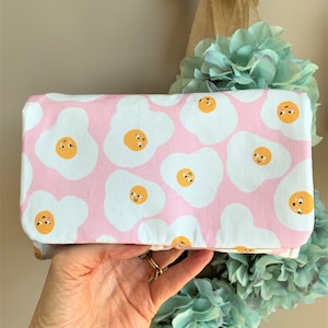 Cartera de tres pliegues con forma de huevo frito, bolsillos para tarjetas de crédito, bolsillos para billetes, bolsillo para monedas con cremallera, cierre magnético a presión, color rosa