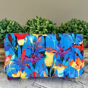 Linda carteira floral tripla com tecido Florence, colorida e vibrante, azul, clutch, carteira feminina, acessórios femininos