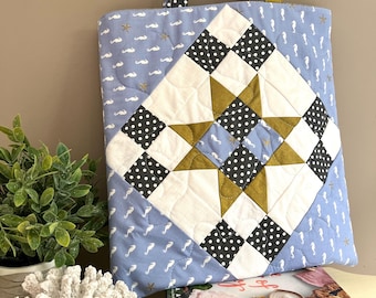 Sac fourre-tout matelassé bleu, doré et blanc fait main avec un beau bloc de courtepointe sur le devant et à l'arrière, sac fourre-tout en tissu unique de haute qualité