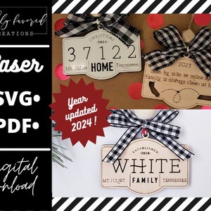 Puede incluir: Dos adornos navideños de madera cortados con láser con lazos de cinta a cuadros en blanco y negro. El primer adorno es un letrero blanco con el texto "Christmas - 2023 - 37122 Mt. Juliet HOME Tennessee". El segundo adorno es un letrero blanco con el texto "2023 Side by side or miles apart family is always close at heart".