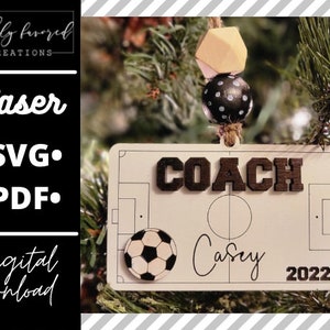 Ornement d'entraîneur de football SVG - fichier prêt à être découpé au laser - ornement de sport de Noël SVG