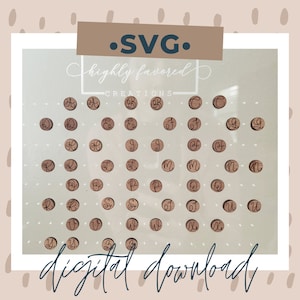 Puede incluir: Una pizarra blanca con una cuadrícula de 26 círculos de madera, cada uno con una letra diferente del alfabeto grabada en cursiva. La pizarra tiene el texto "•SVG. highly favored CREATIONS digital download" en la parte superior e inferior.