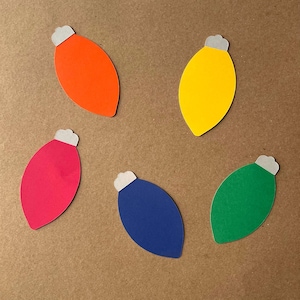 15 bombillas navideñas de 8,9 a 10 cm (3,5 a 4 pulgadas) rojas, verdes, amarillas, naranjas y azules. Troqueladas. Decoración navideña para árbol de Navidad. Fabricación de tarjetas. Set 445/6.