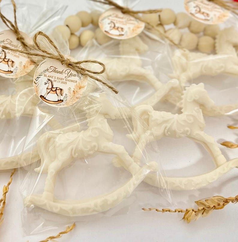 Puede incluir: Favores de caballo de balanc&iacute;n blanco en bolsas de celof&aacute;n transparentes atadas con cordel y una peque&ntilde;a etiqueta de agradecimiento que dice "Gracias Blake's Baby Shower 01.17.2023".
