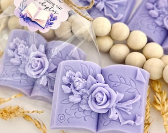 Recuerdos de fiesta con jabón de libro: decoraciones nupciales de color morado y lavanda, regalos para un nuevo capítulo en un baby shower.