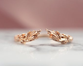 Bark Branch and Woodland Leaf Wreath Contour Wedding Stack Ring
