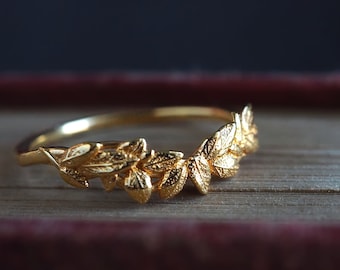 Asymmetric Cluster of Textured Leaves Stacking Ring