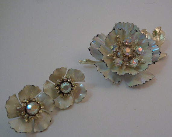 1940s Coro Gold Tone, Rhinestone, Enamel Floral B… - image 1