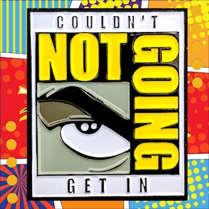 Puede incluir: Un pin de esmalte amarillo y negro con fondo blanco. El pin presenta un ojo de dibujos animados con una ceja levantada y el texto "COULDN'T NOT GOING GET IN".