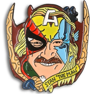 Puede incluir: Pin esmaltado con un diseño de rostro dividido que presenta a Spider-Man, Capitán América y Thor, combinado con un retrato de Stan Lee. El pin tiene un esquema de color marrón, amarillo, rojo y azul, con el texto "STAN 'THE MAN'" en una pancarta amarilla.