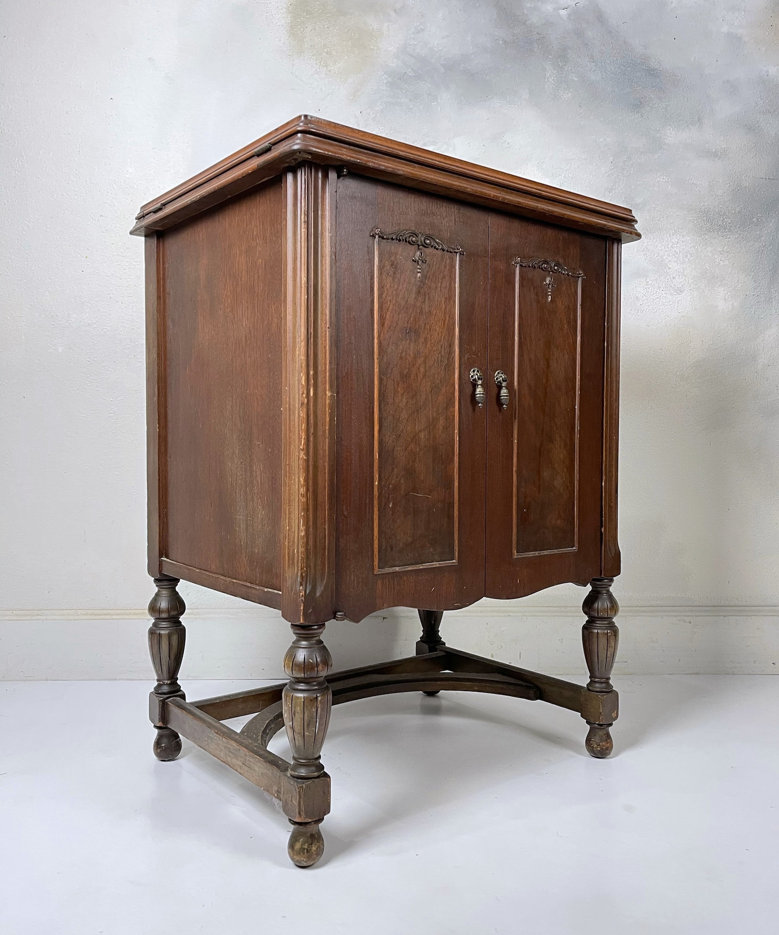 Antique Style Small Bathroom Vanity