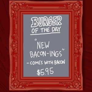 Puede incluir: Un letrero de pizarra enmarcado en rojo con texto blanco que dice "BURGER OF THE DAY" y "NEW BACON-INGS" - COMES WITH BACON 5,95 €