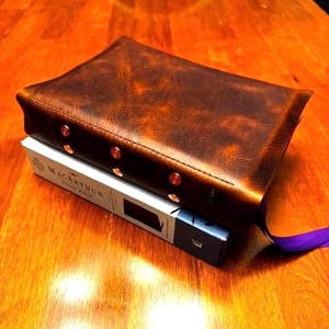 Biblia de estudio MacArthur encuadernada en cuero italiano color coñac, Comentario NASB