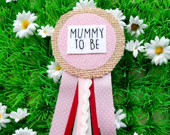 Babyshower-corsage med blivande mamma-band och rosettmärke