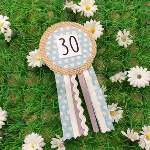 Distintivo regalo con rosetta per corsage di compleanno personalizzato