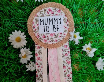 Babyshower-corsage med blivande mamma-band, rosettmärke, rosa blommigt