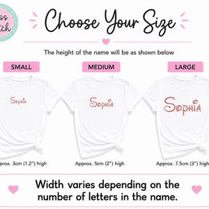 K&ouml;nnte beinhalten: Drei wei&szlig;e T-Shirts mit dem Namen Sophia in ros&eacute;goldener Schreibschrift. Die Gr&ouml;&szlig;en sind als Small, Medium und Large mit H&ouml;hen von 3 cm, 5 cm bzw. 7,5 cm angegeben. Der Text weist darauf hin, dass die Breite von der Buchstabenanzahl abh&auml;ngt.