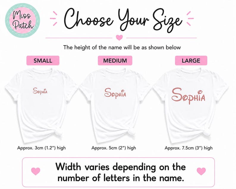 K&ouml;nnte beinhalten: Drei wei&szlig;e T-Shirts mit dem Namen Sophia in ros&eacute;goldener Schreibschrift. Die Gr&ouml;&szlig;en sind als Small, Medium und Large mit H&ouml;hen von 3 cm, 5 cm bzw. 7,5 cm angegeben. Der Text weist darauf hin, dass die Breite von der Buchstabenanzahl abh&auml;ngt.