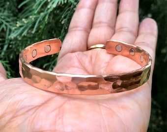 Pulsera magnética de cobre martillado: sólida, ajustable y hecha a mano. Joyería saludable.