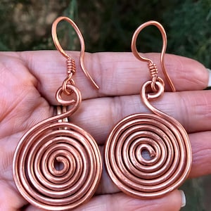 Pendientes en espiral de cobre oxidado: elegantes joyas de cobre rojo hechas a mano.