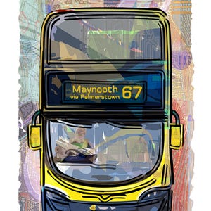 Może przedstawiać: Ilustracja żółtego piętrowego autobusu z napisem "Maynooth 67 via Palmerstown". Autobus ma czarny i niebieski przód, z widocznym kierowcą. Tło ma kolorowy, abstrakcyjny wzór.