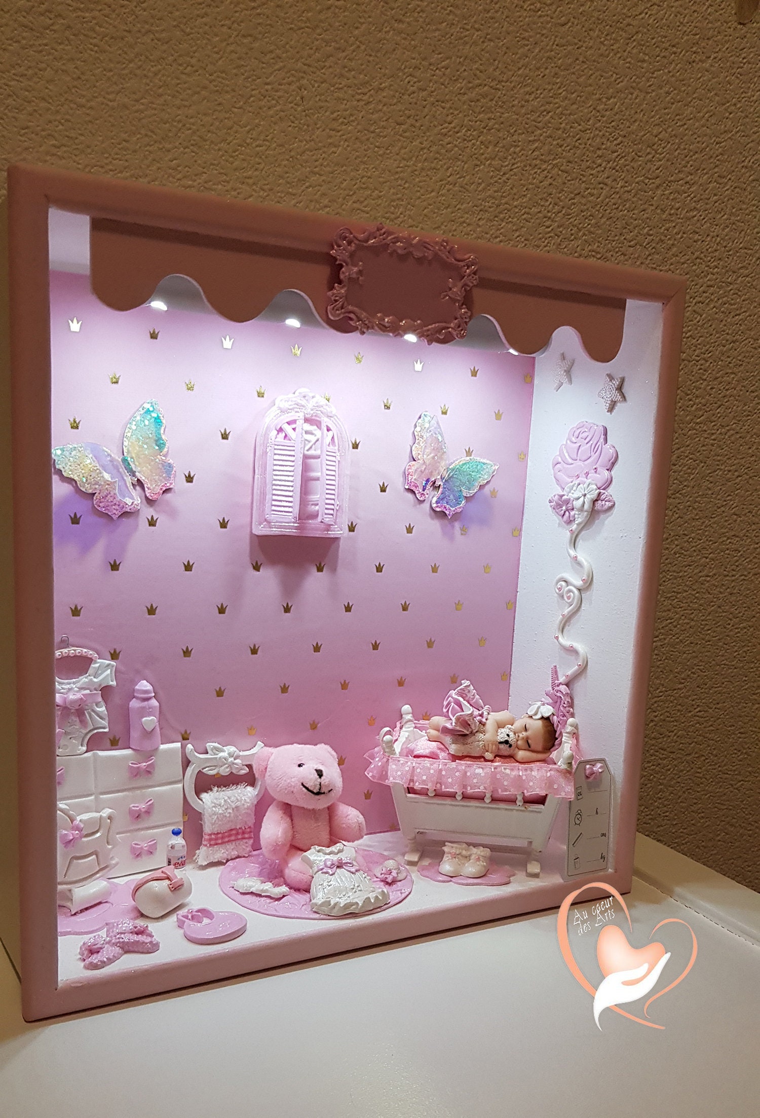 Vitrine de Naissance Veilleuse Bébé Fille - Au Cœur Des Arts