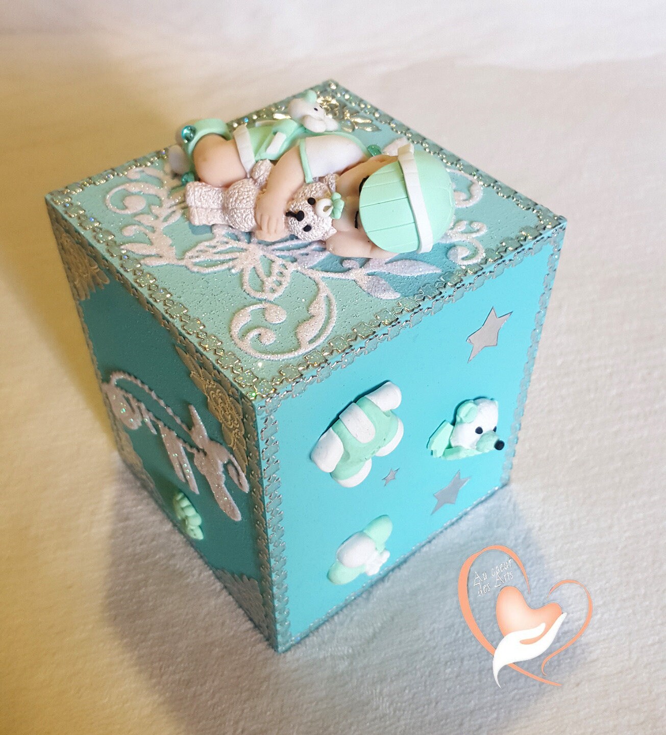 Tirelire Bébé Garçon Vert avec Son Ours - Au Coeur Des Arts