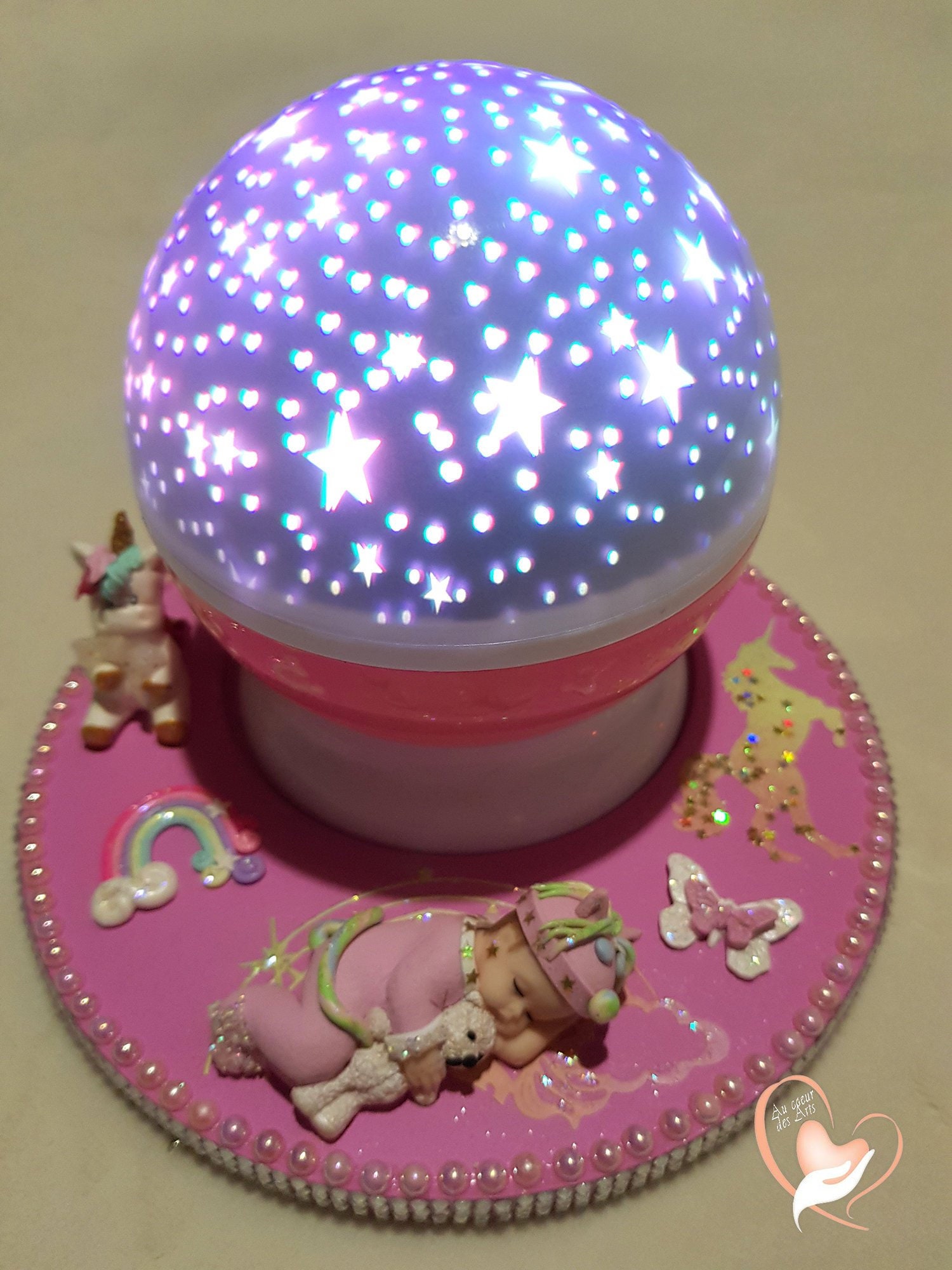 Veilleuse Ciel Étoilé Lampe Lumineuse Rose sur Socle en Bois Bebe Fille et Sa Licorne - Au Coeur Des