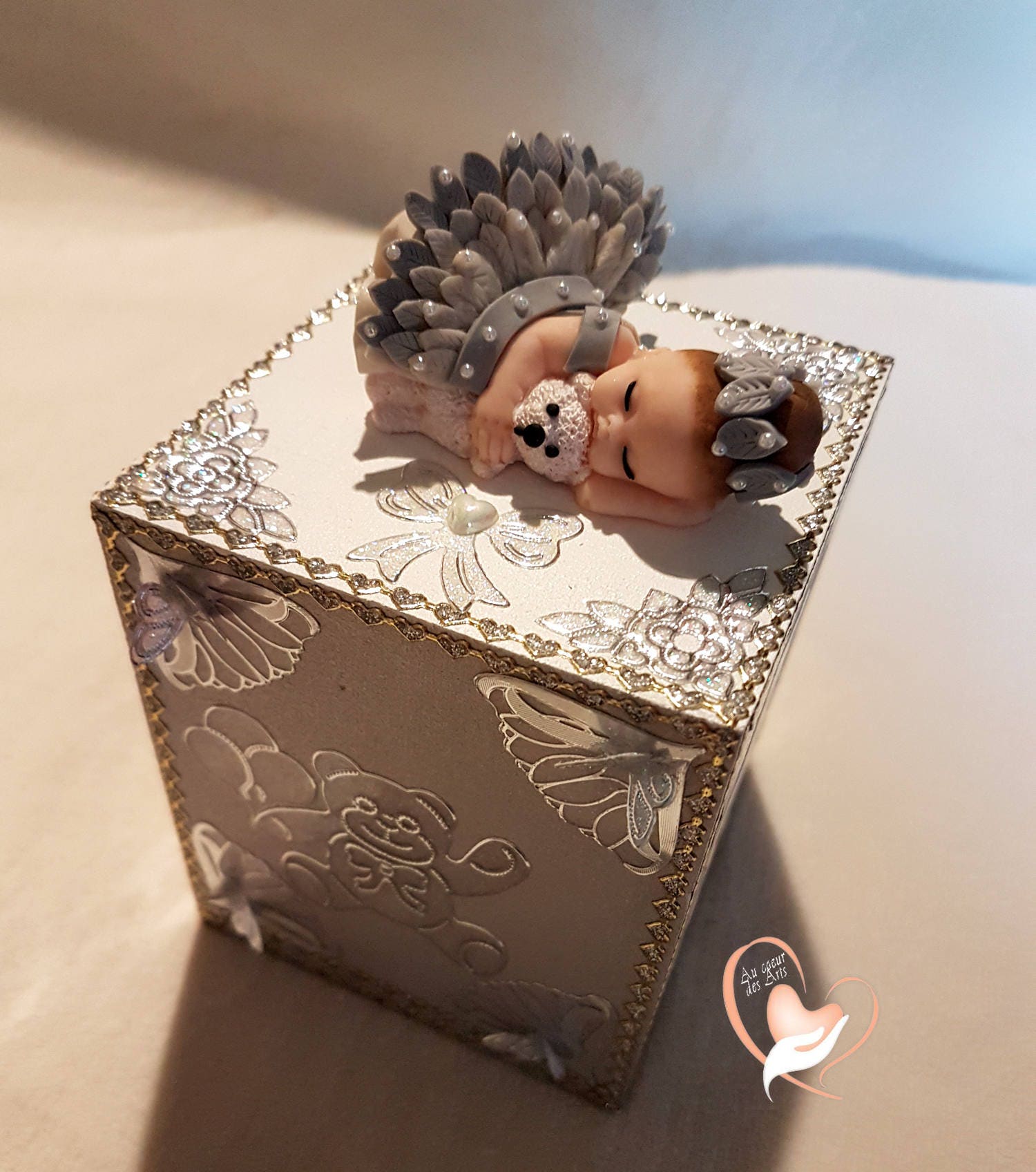 Tirelire Bébé Fille Grise avec Son Ours - Au Coeur Des Arts