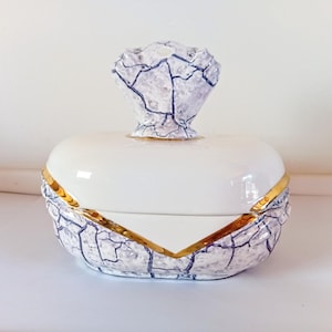 Beautiful antique soap dish with Lid Vintage ceramic bathroom decor gift for Mother Cottagecore plates Rural Farmhouse Country house decors