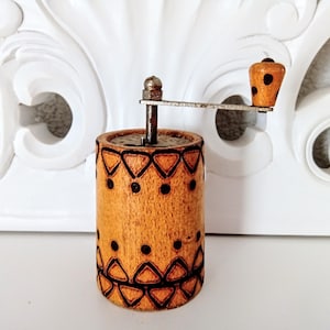 Vintage Pfeffermühle aus Holz, Kleine Handkurbelmühle Minimühle Seltenes Fundstück Sammlung Geschenk Sammler Bauernhaus Dekor Rustikale Küche