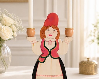 Candelabro navideño sueco de madera de los años 50 con figura de Santa Claus, portavelas de dos brazos, candelabro vintage de Adviento, arte popular sueco, decoración rústica de granja, regalo.