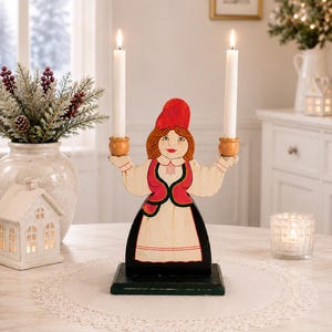 Stor svensk träjul jultomte dam ljusstake 2 armar Vintage kandelabrar Advent folkkonst Sverige bondgård rustik inredning Gåva