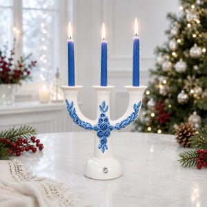 Wunderschöner schwedischer Vintage-Kerzenständer, weiß mit blauen Keramikelementen, dreiarmig, nordischer Landhausstil, Adventskalender