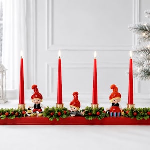 Vintage 4-armad röd svensk ljusstake julkandelaber med tomte, tomteälva, järnekdekorationer, ljusstake rustik adventstid