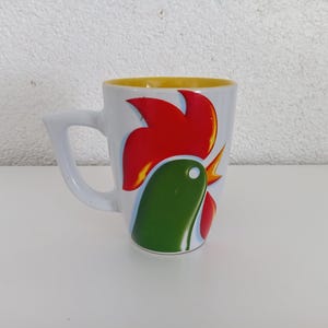 Op de afbeelding: Een set van drie keramische mokken met een gespikkelde, matte afwerking. De mokken zijn in de kleuren crème, lichtgrijs en donkergrijs. Elke mok heeft een eenvoudig, minimalistisch ontwerp, perfect voor koffie of thee.