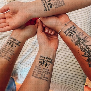 Puede incluir: Tres tatuajes temporales con el texto "Drinking Around the World" y una lista de pa&iacute;ses y ciudades. Los tatuajes son en blanco y negro y presentan un peque&ntilde;o dise&ntilde;o de mariposa.