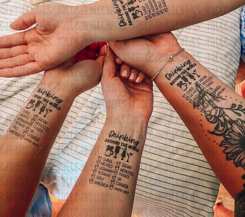 Puede incluir: Tres tatuajes temporales con el texto "Drinking Around the World" y una lista de pa&iacute;ses y ciudades. Los tatuajes son en blanco y negro y presentan un peque&ntilde;o dise&ntilde;o de mariposa.