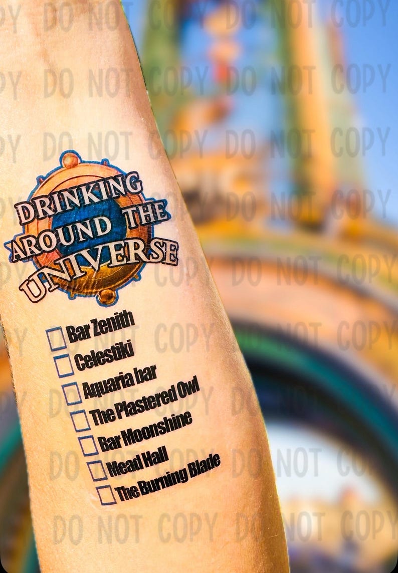 Puede incluir: Un tatuaje temporal con un logotipo colorido que dice "Drinking Around the Universe" y una lista de bares para visitar: Bar Zenith, Celestiki, Aquaria bar, The Plastered Owl, Bar Moonshine, Mead Hall, The Burning Blade.