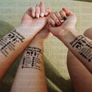 Puede incluir: Dos tatuajes temporales con el texto "Drinking Around the World" y una lista de pa&iacute;ses y bebidas. Los tatuajes son en blanco y negro y est&aacute;n en los brazos de dos personas.