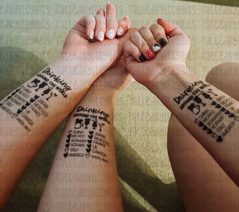 Puede incluir: Dos tatuajes temporales con el texto "Drinking Around the World" y una lista de pa&iacute;ses y bebidas. Los tatuajes son en blanco y negro y est&aacute;n en los brazos de dos personas.