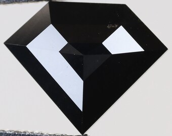 0.82カラット、7.1 x 8.6 x 1.8mm、ルースダイヤモンド、ブラック