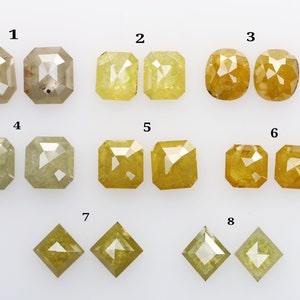 Puede incluir: Una variedad de ocho pares de diamantes sueltos, cada uno con un corte y color únicos. Los diamantes varían en forma, desde cortes esmeralda y cojín hasta formas cuadradas y de cometa. Los colores varían de champán claro a amarillo dorado.