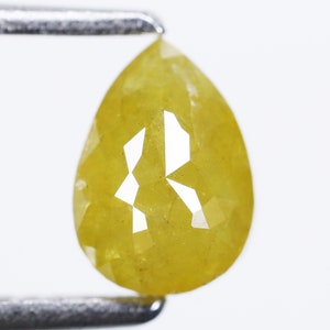 Op de afbeelding: Een gele peervormige diamant met een facetgeslepen.
