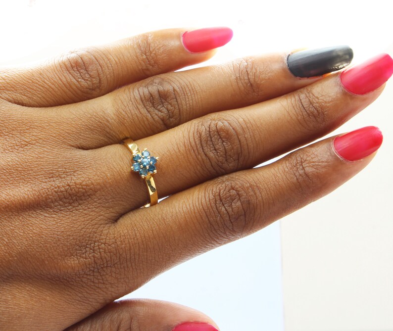 DG359 Ring Size 9 US 14 K Gold Metal Blue Round Brilliant Cut Diamond Engagement Ring