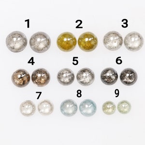 Pode incluir: Nove pares de diamantes redondos, facetados, soltos, em várias cores, incluindo transparente, cinza, marrom, amarelo, verde e azul. Os diamantes são numerados de 1 a 9.
