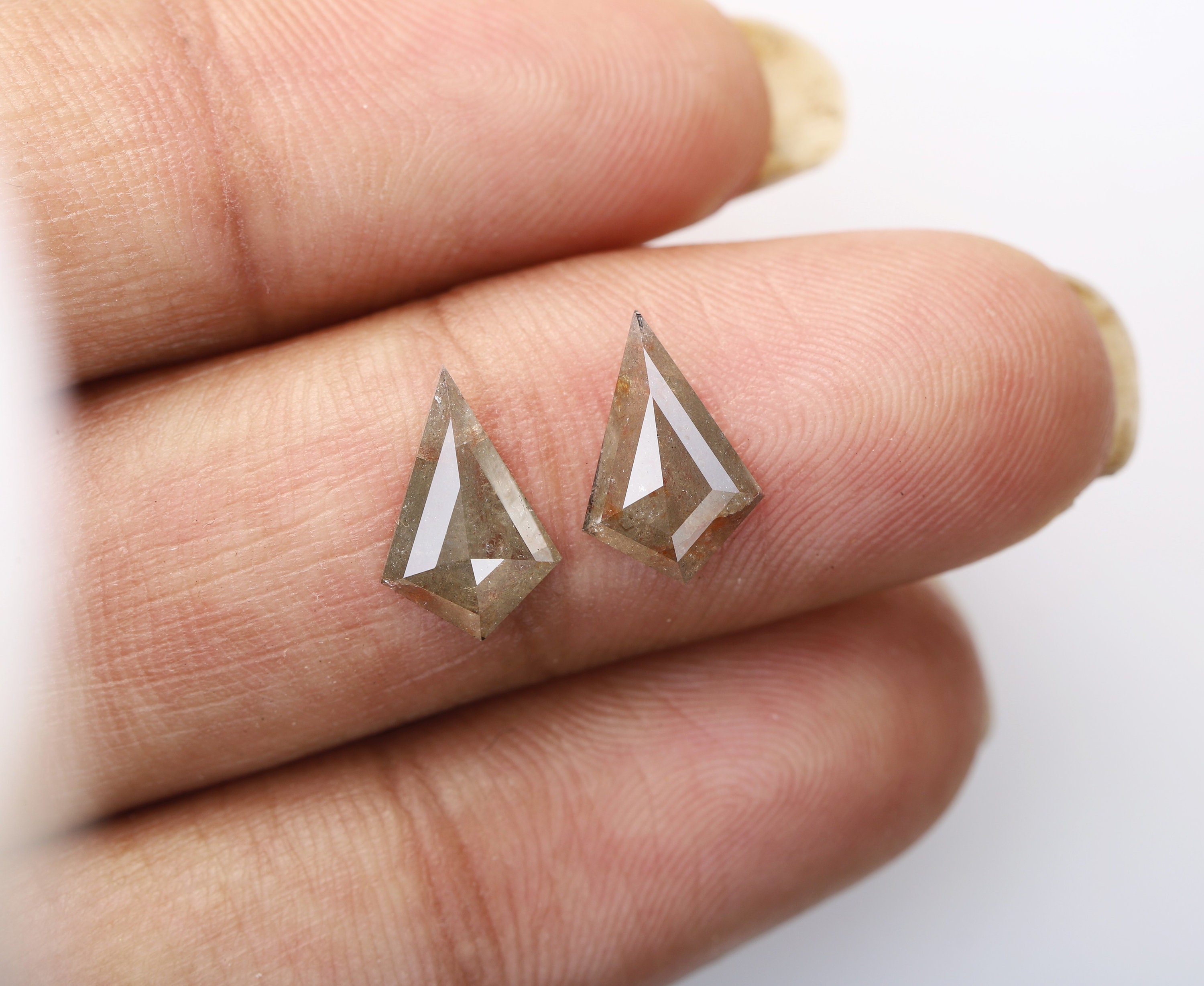 2.09カラット、11.2 x 7.4 x 2.1 mm、天然ルースダイヤモンド