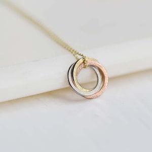 Collar trío de círculos entrelazados en oro macizo / Tres círculos entrelazados / Delicado colgante de oro rosa de 9 quilates con 3 anillos